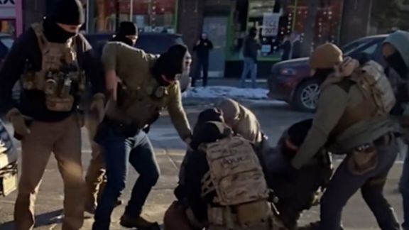 Footage shows ICE agent taking weapon before Alex Pretti was shot