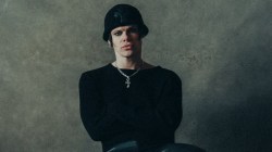 Kiss on head, autograph on chest – Yungblud shares ‘wild’ video of Indian fans mobbing him at Mumbai Airport