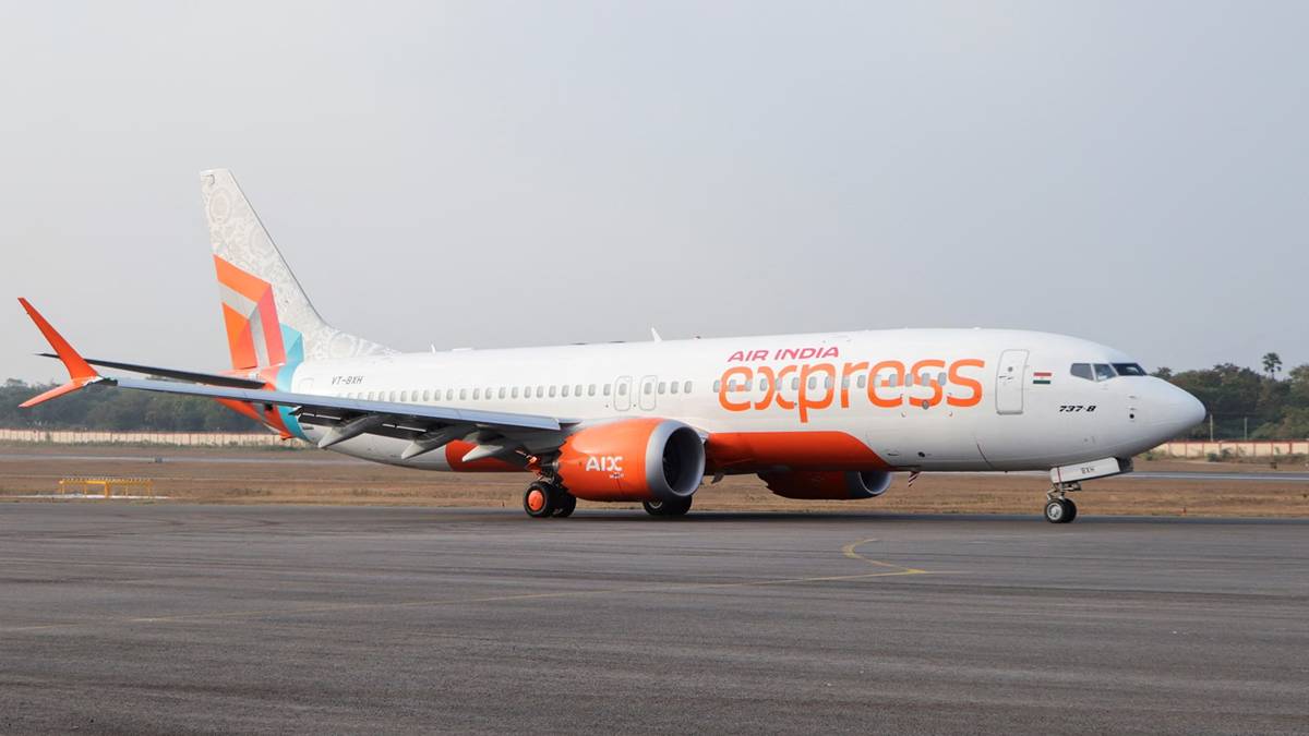 Nach über 30 Stunden Flugpause protestieren Passagiere auf dem Weg nach ...