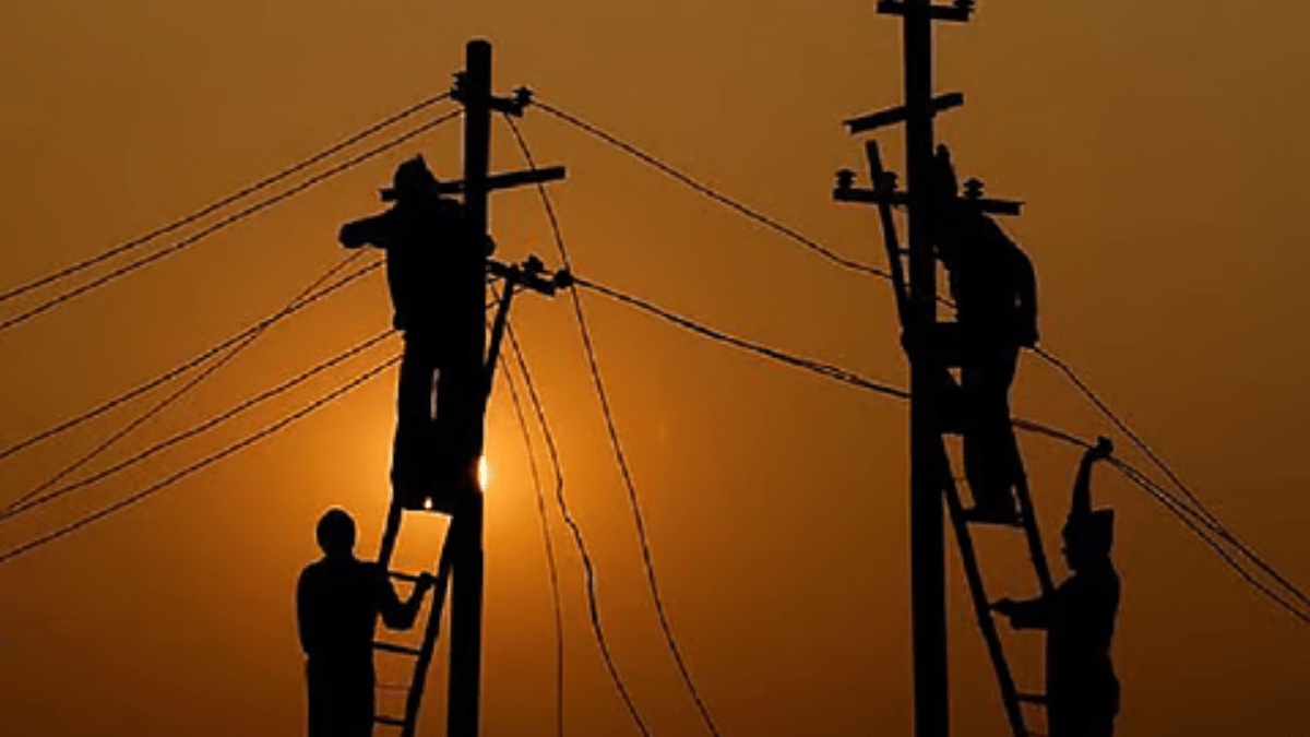 Maintenance work at a BESCOM substation in Bengaluru. Several areas in the Hebbal division will face a 5-hour power shutdown on February 4, 2026.