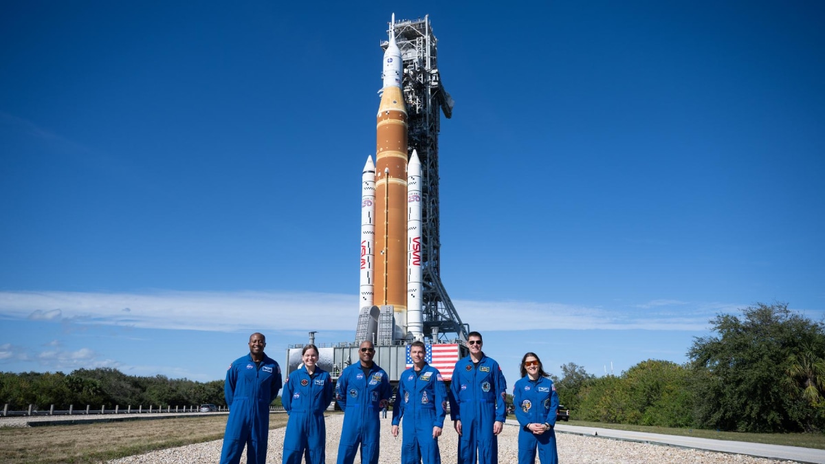 NASA Artemis 2 SLS rocket