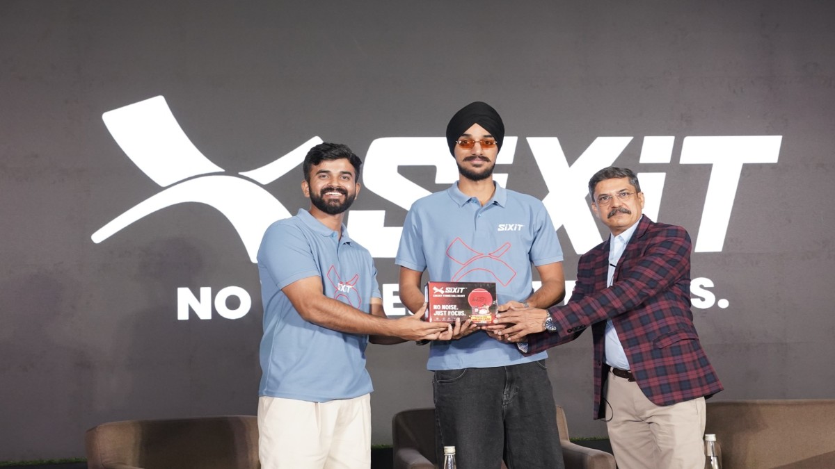 Bharat Singh (left) and Bhavin Lakhlani of SiXiT felicitating Arshdeep Singh at the event Bharat Singh (left) and Bhavin Lakhlani of SiXiT felicitating Arshdeep Singh at the event