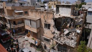 sraeli Home Front Command officers inspect an apartment building struck by an Iranian missile in Tel Aviv (Photo: AP)