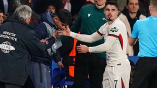 Chelsea’s Pedro Neto apologizes after a heated moment with a ball boy during the clash against PSG.