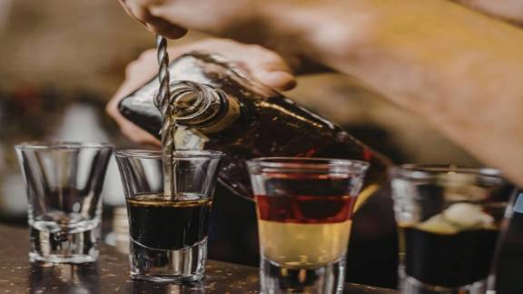 Why are liquor shops open in Delhi on holi