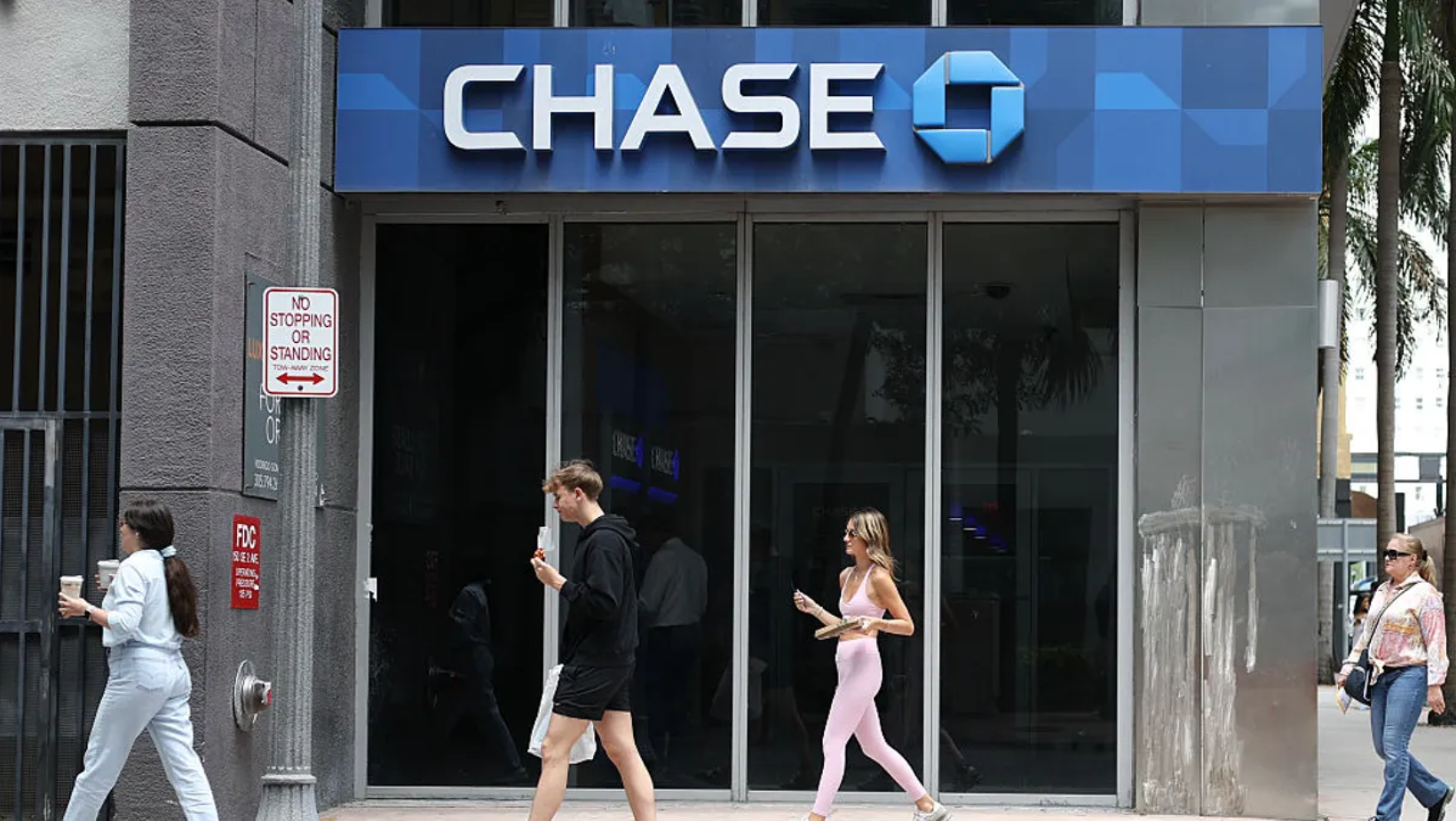 Why JP Morgan is facing a massive lawsuit for ‘enabling’ a crypto Ponzi ...