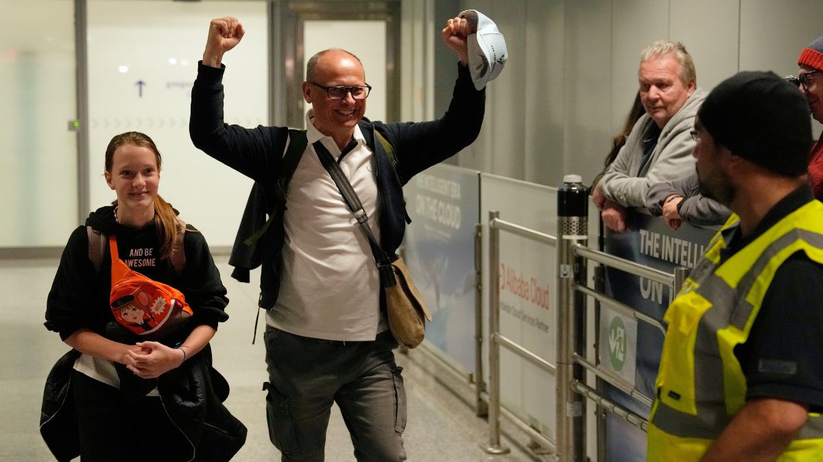 Stranded in Dubai amid Iran war Stranded in Dubai amid Iran war