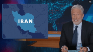 Comedian Jon Stewart delivering a critique of US President Donald Trump’s tone and leadership style amid an ongoing conflict