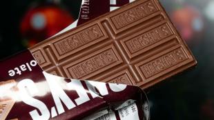 Hershey's faces scrutiny as Reese's family slams ingredient changes; viral video shows chocolate bar 'bending like rubber' (Photo via Pexels)
