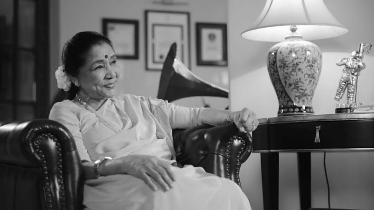 How Asha Bhosle changed her singing style to build a unique identity in Indian cinema How Asha Bhosle changed her singing style to build a unique identity in Indian cinema