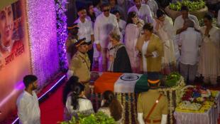 Asha Bhosle funeral live, Asha Bhosle death news, Shivaji Park crematorium, Asha Bhosle live updates, Mumbai funeral today, Asha Bhosle state honours, Breach Candy Hospital, Asha Bhosle latest news, Zanai Bhosle statement, Bollywood tributes Asha Bhosle, Padma Vibhushan singer death, Maharashtra Bhushan awardee, Asha Bhosle age, Asha Bhosle career,