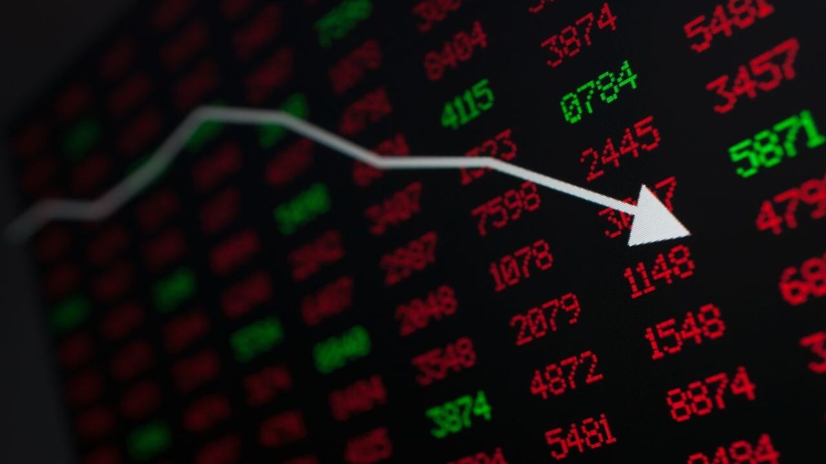 Brokerage PL Capital trims Nifty outlook by 878 points, flags inflation and geopolitical risks. Prefers banks, metals, telecom; underweight consumer, auto.