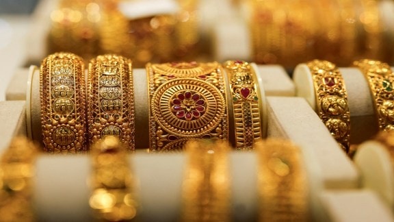 A financial performance chart of PC Jeweller showing a 32% Q4 revenue jump, a 23% reduction in bank debt, and the strategic roadmap to onboard 200,000 micro-entrepreneurs via NSDC.
