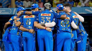 Image shows Mumbai Indians in a huddle as they look to save their playoff chances.