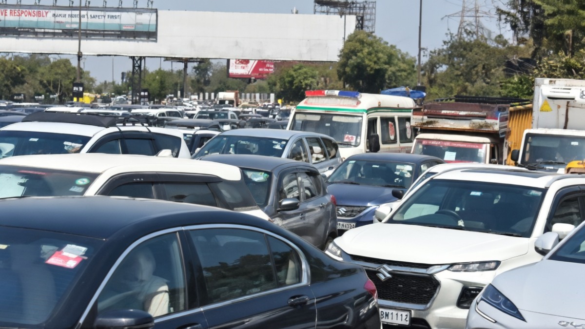 Noida Traffic Chaos: Workers’ protest over wages triggers massive jams, Commuters stranded for hours on DND Noida Traffic Chaos: Workers’ protest over wages triggers massive jams, Commuters stranded for hours on DND