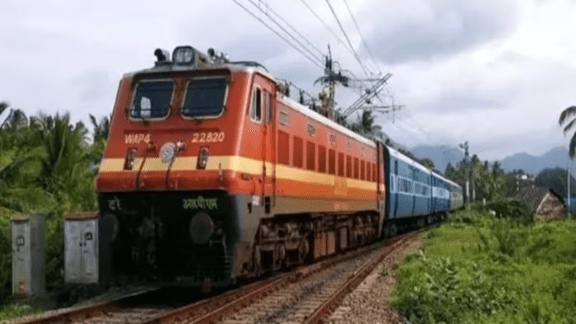A financial graphic showing GR Infraprojects' new ₹1,897.51 crore contract with West Central Railway for the Sidhi-Singrauli rail link, alongside its 37.7% Q3 profit growth and recent stock recovery.