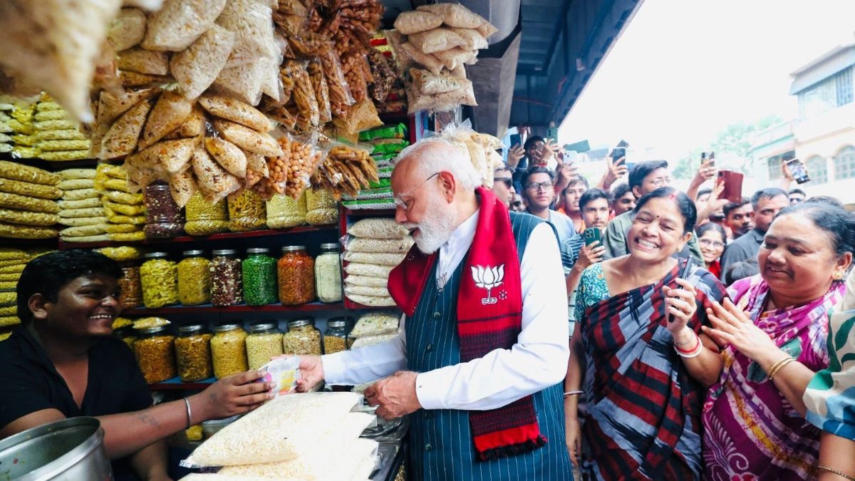 ‘Pyaaz khaate hain, dimag nahi’: PM Modi makes ‘Jhal Muri’ pitstop ...