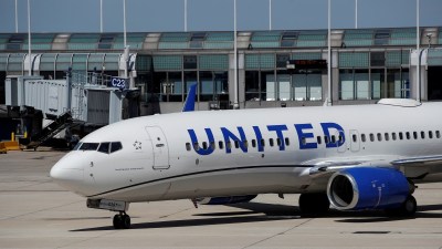 Why was United Airlines flight from Chicago to New York diverted to Pittsburgh?