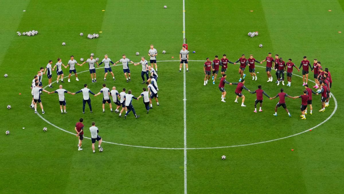 Arsenal’s Champions League dream sparks ticket frenzy as fans rent out phones for massive profits Arsenal’s Champions League dream sparks ticket frenzy as fans rent out phones for massive profits
