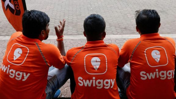 A financial chart comparing Swiggy’s 45% revenue growth against its ongoing net loss, with an inset icon highlighting the Instamart quick commerce segment.