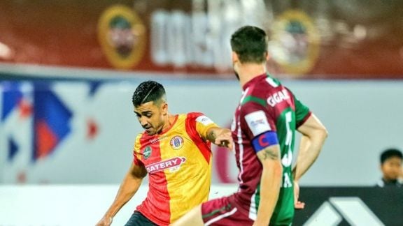 Image shows players of East Bengal and Mohun Bagan in action during Kolkata Derby