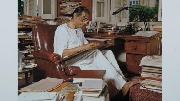 Satyajit Ray working at home in1986