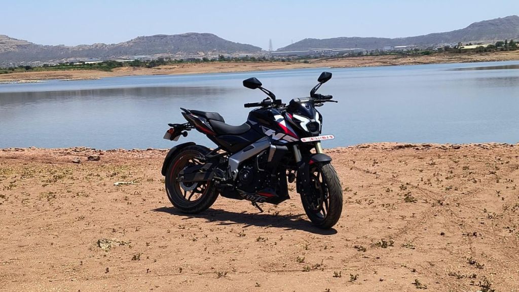 The name ‘Pulsar NS400z’ has been retained, and the aggressive silhouette is visually identical, complete with lightning-bolt DRLs, a ball-like projector headlamp, champagne gold USD forks, and sporty carbon fibre graphics. 