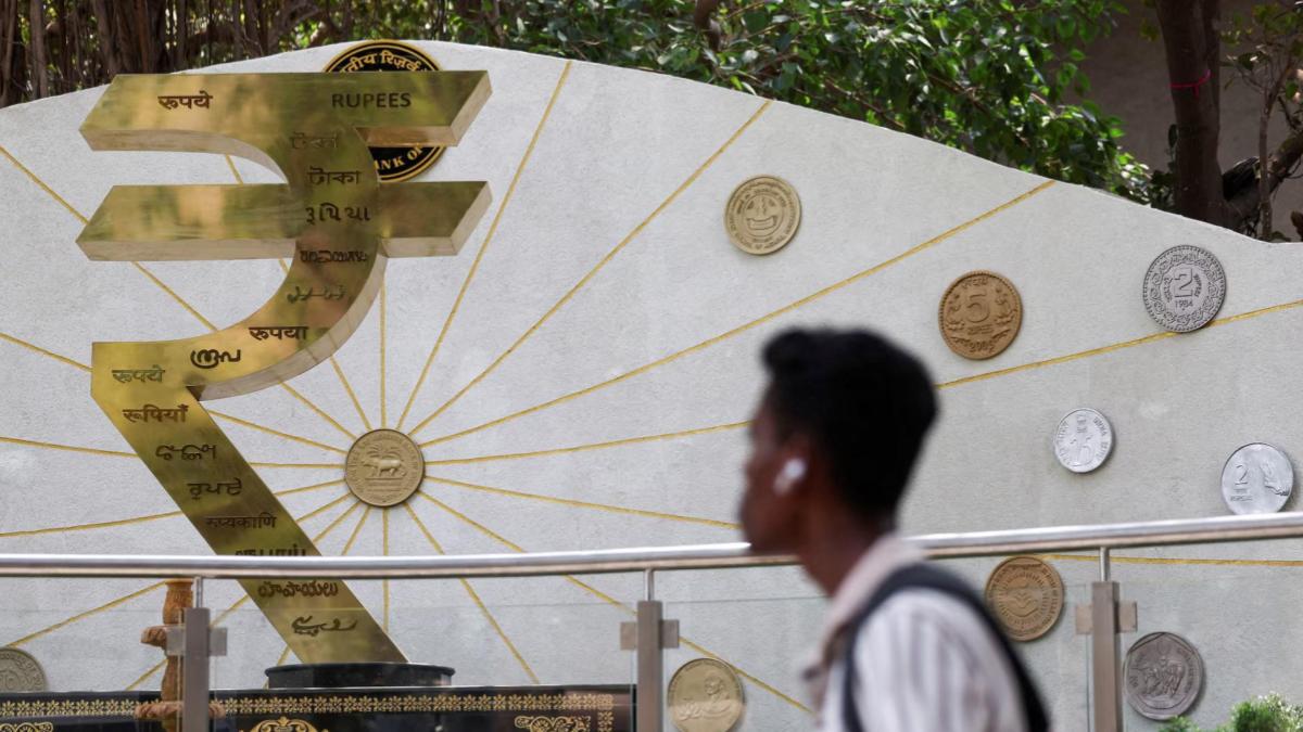 Govt scraps long-term capital gains tax for FII investment in G-Secs Govt scraps long-term capital gains tax for FII investment in G-Secs