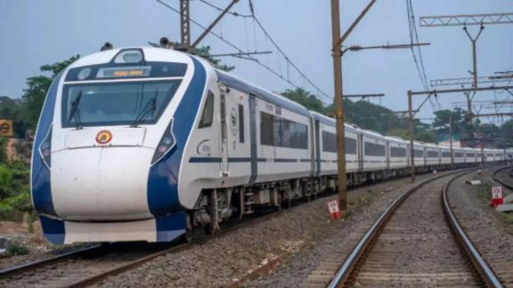 Vande Bharat, Dehradun, Lucknow, Shahjahanpur Railway Station, Indian Railways
