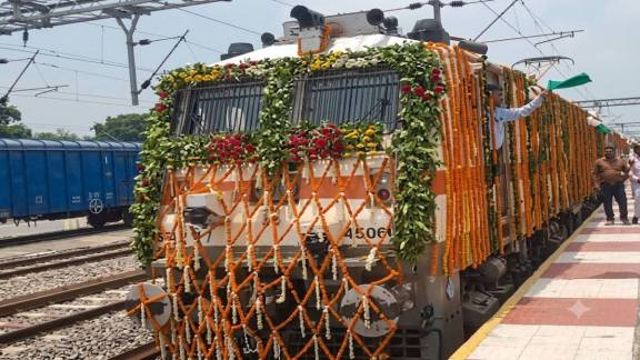 Indian Railways, Railways, Kasganj–Aishbagh Express, Uttar Pradesh, Lucknow