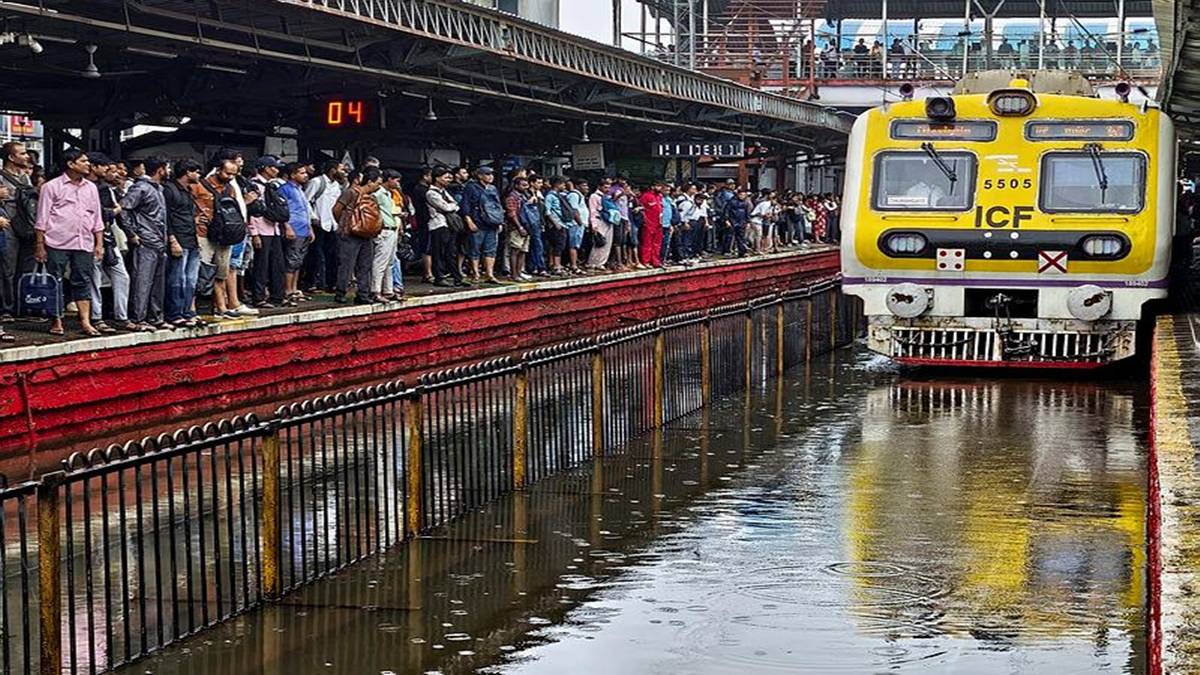 Der Monsun in Mumbai trifft die Western Railways hart: 10 Züge fallen aus ...