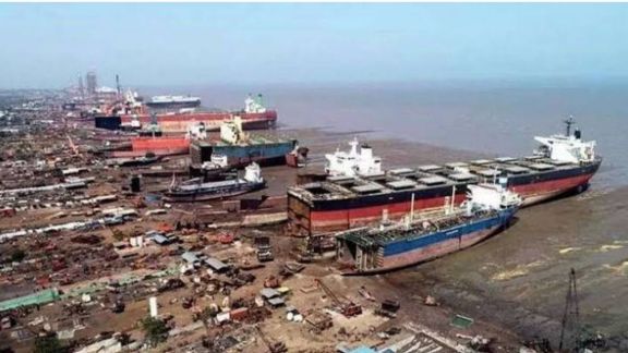 Gujarat Plans ₹520 Crore Revival Blueprint to Double Alang Ship Recycling Capacity to 9 Million LDT
