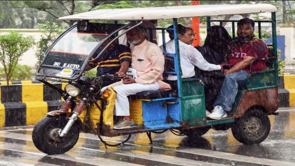 Government steps in as e-rickshaw remote shutdown apps are pulled down