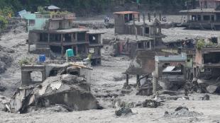 The death toll in Nepal Flood rises to near 800. Here's how other countries are helping.