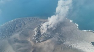 Mount Anak Krakatau spews volcanic smoke in Sunda Strait (Photo: AP)