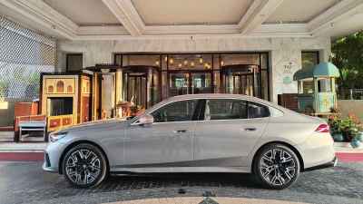 Driving BMW’s i5 LWB to Spicy Duck at Taj Palace