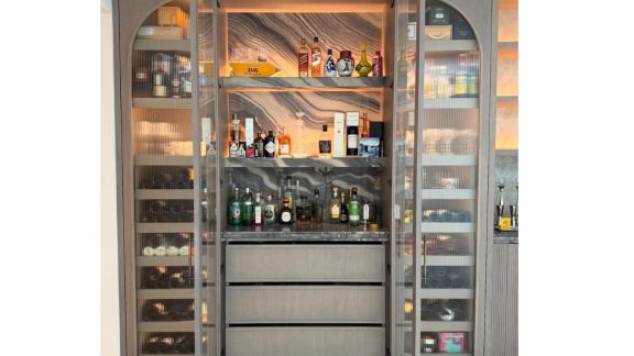 From statement glassware and stylish ice buckets to expertly mixed cocktails, today's home bar is as much about creating a vibe as it is about serving drinks.