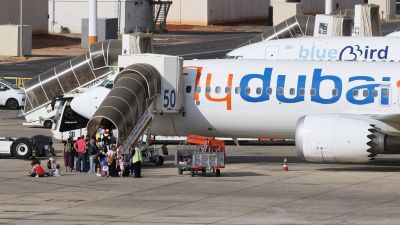 Who were the two unnamed pilots who helped land flydubai FZ1073 safely?