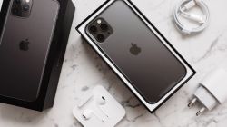 iPhone sales slide as festive discounts thin