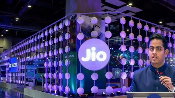 On the relatively smaller size of Jio’s postpaid customer base, Ambani did not indicate any specific strategy to accelerate the shift towards postpaid.