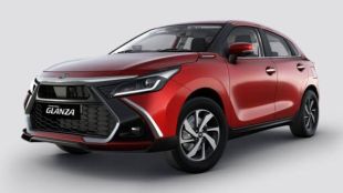 Toyota Glanza and Maruti Suzuki Baleno hatchbacks compared to show the price difference between shared Toyota and Maruti Suzuki models
